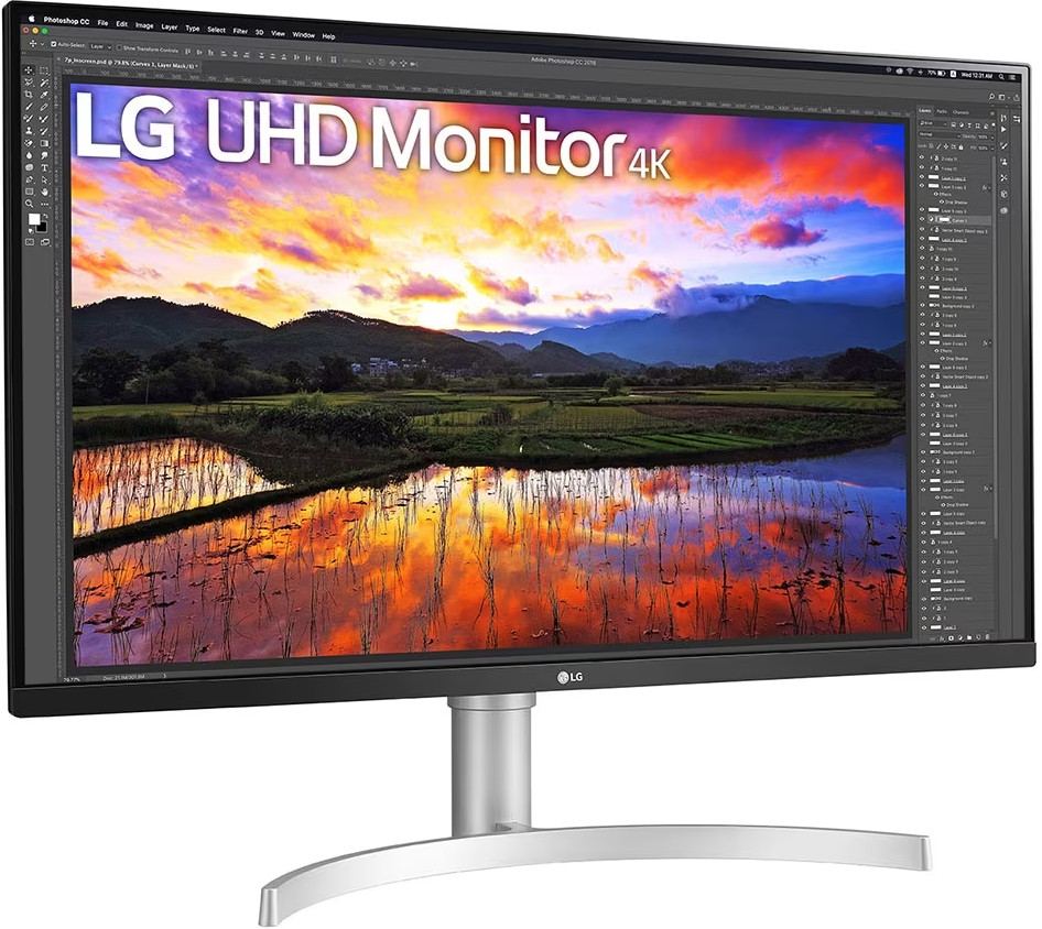 Le moniteur LG UHD 4K affiche un paysage avec de l'eau reflétant un coucher de soleil coloré, des montagnes et des champs. Support argenté.