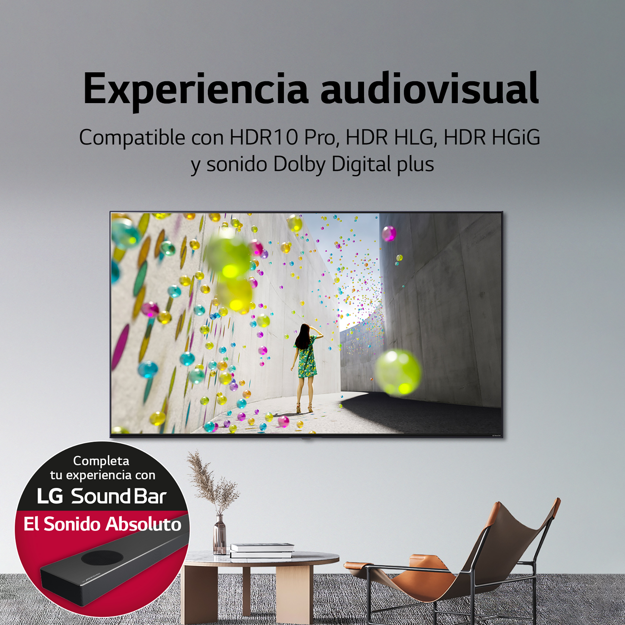 Una mujer con un vestido verde ve un televisor con una pantalla abstracta colorida, en un ambiente de habitación.