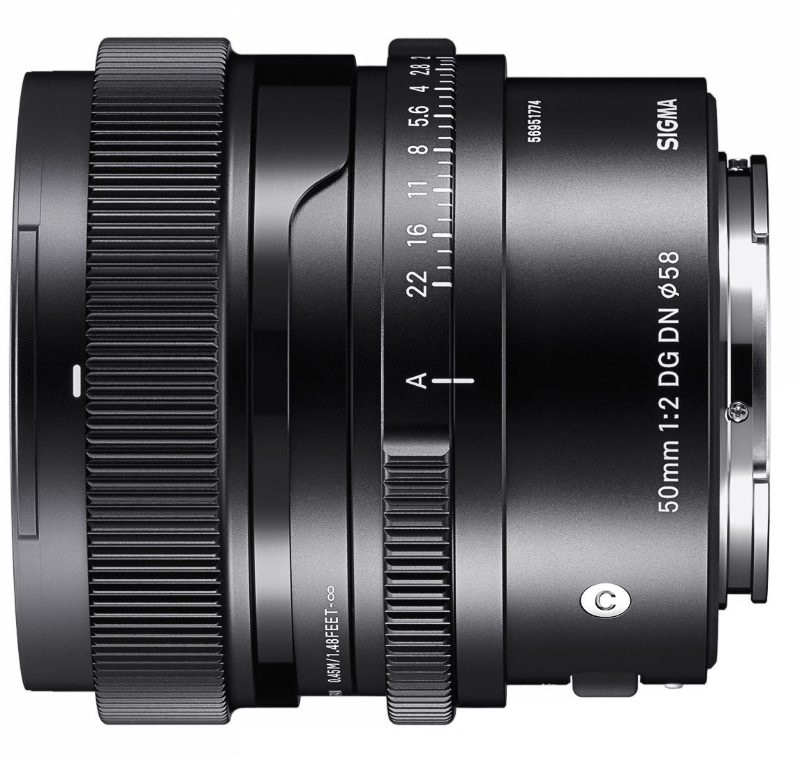 Schwarzes Sigma 50mm Objektiv. Merkmale sind Blendenring, Fokusentfernungsmarkierungen und Modelldetails. Es hat ein Silber-Mount.