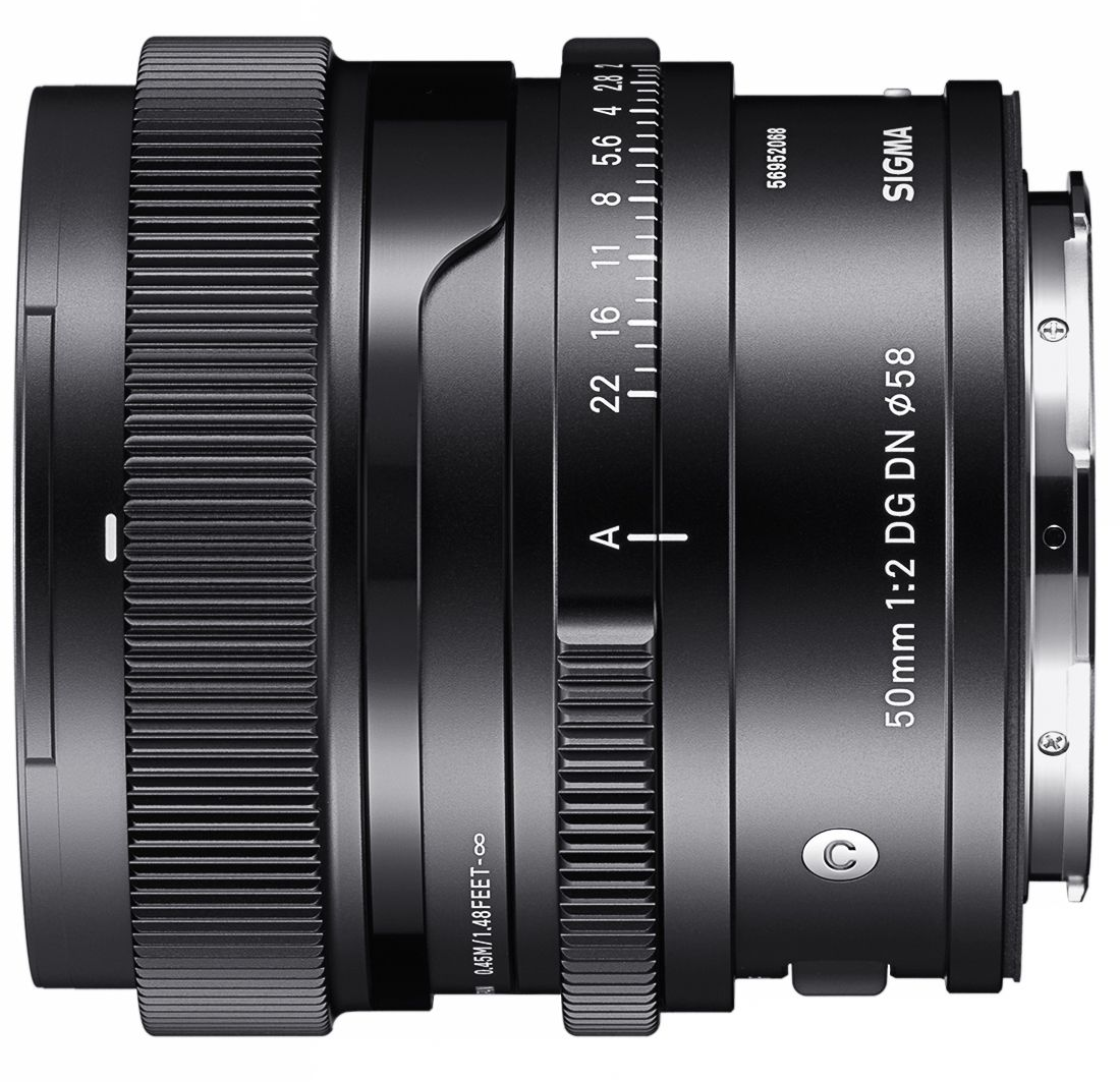 Schwarzes Kameraobjektiv mit Fokus- und Blendenringen, Sigma-Etikett und weißem Hintergrund.
