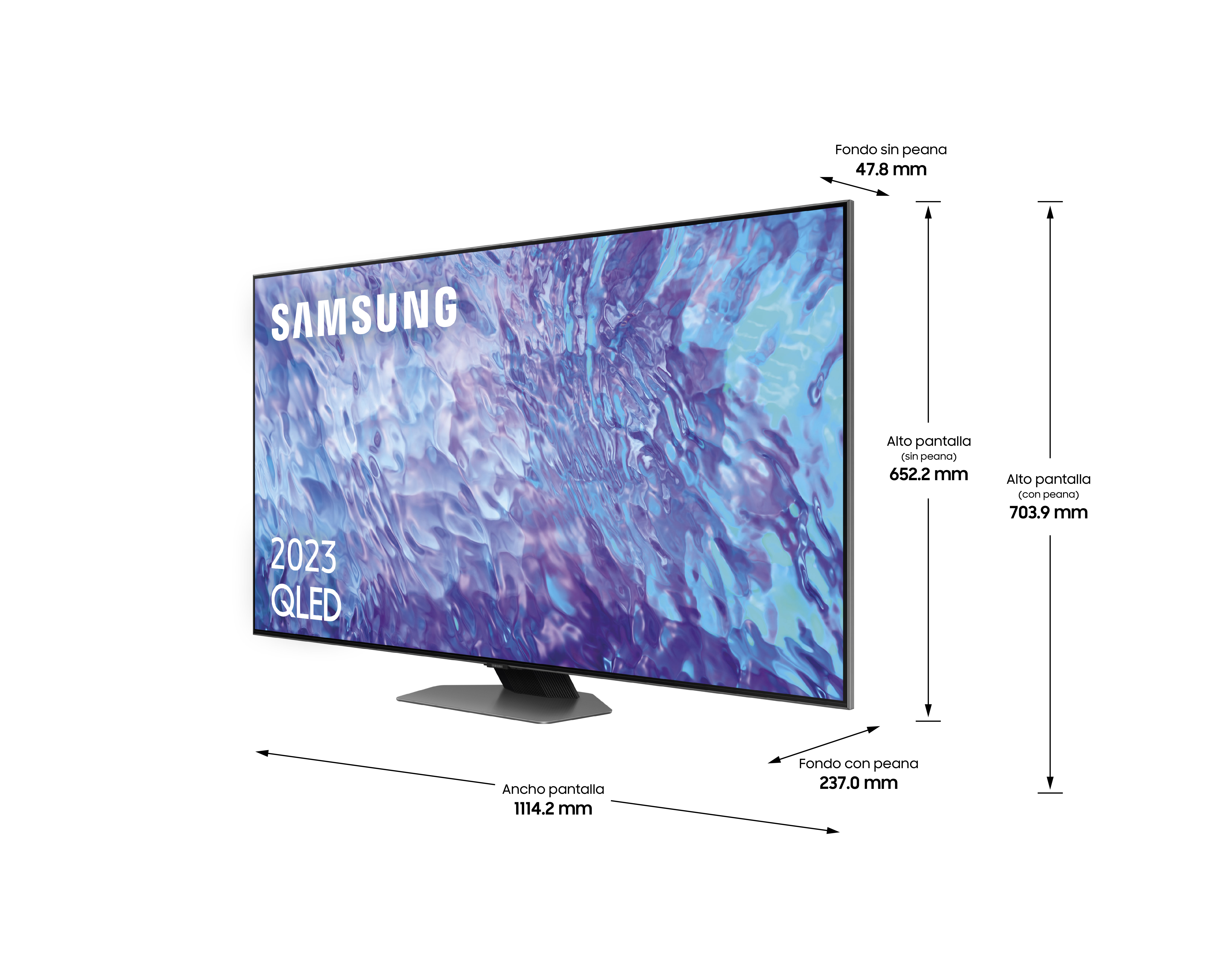 Un televisor Samsung sobre un soporte con dimensiones, mostrando el texto 2023 QLED.