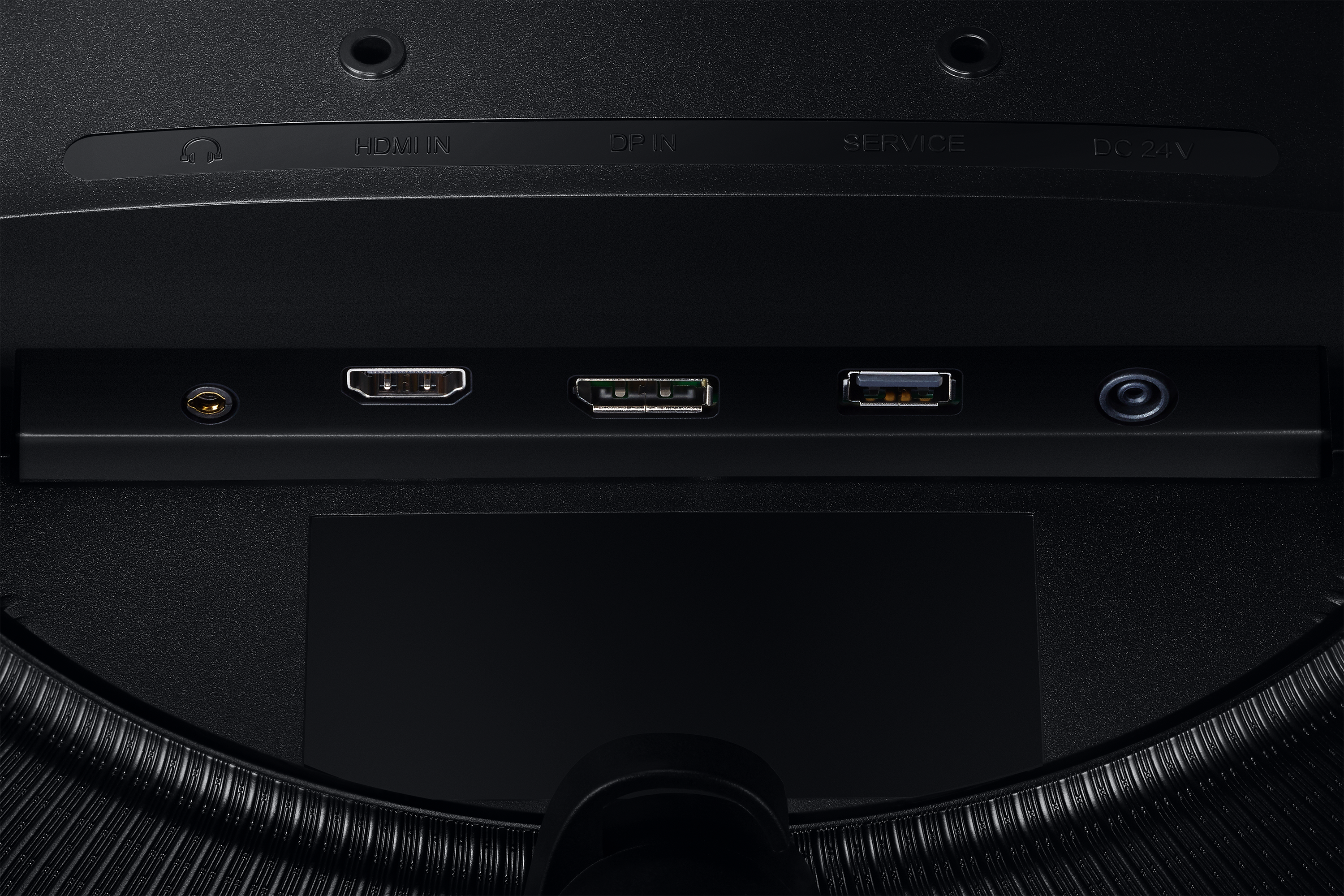 Gros plan sur les ports du moniteur : casque, HDMI, DP, service et entrée CC sur surface noire.