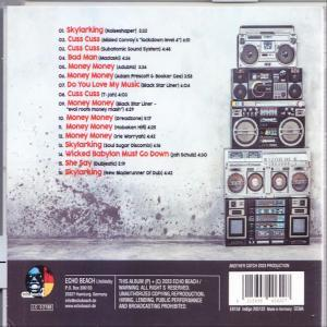 Die Rückseite einer CD mit Titellisten und einem Stapel Ghettoblaster.