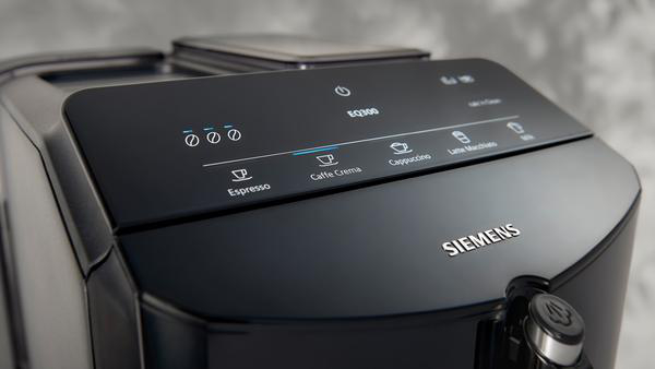 Schwarzes Siemens-Kaffeemaschinen-Bedienfeld mit Optionen wie Espresso und Cappuccino.
