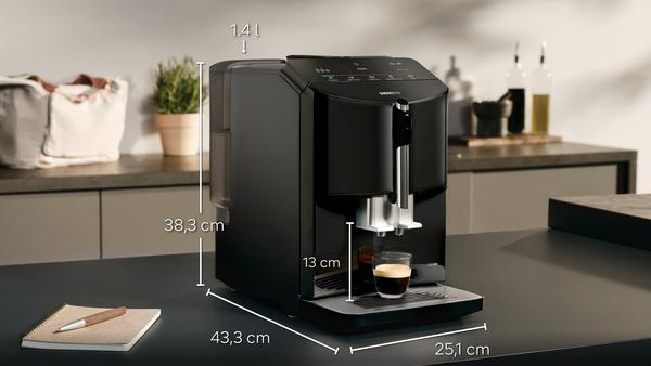 Eine schwarze Kaffeemaschine mit Maßangaben, die eine Tasse Kaffee zubereitet.