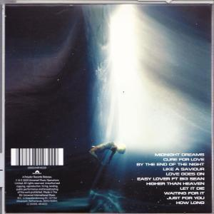 Rückseite einer CD-Hülle mit blau-weißem, ätherischem Design, einer Figur und Titeln.