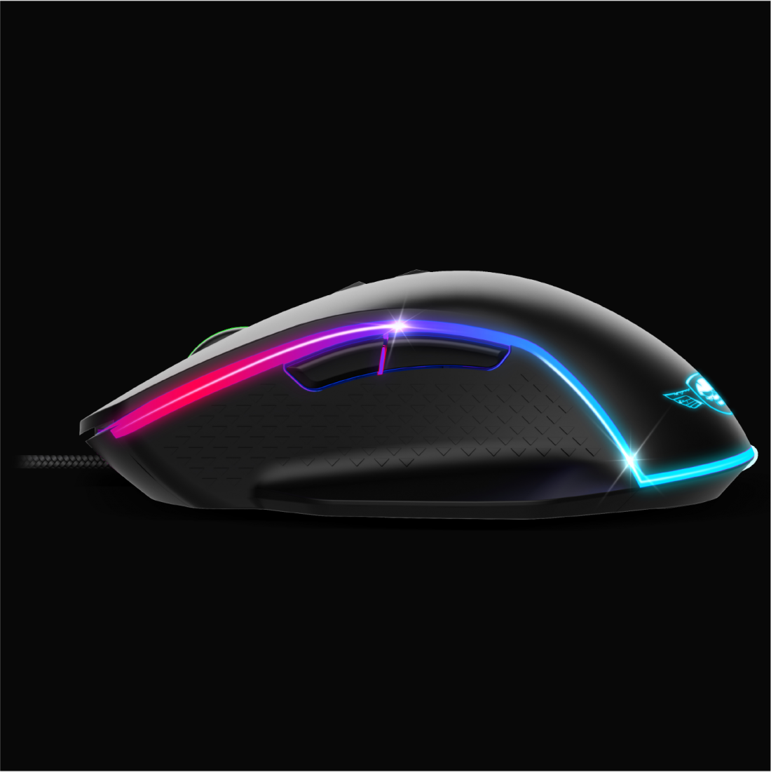 Fekete gamer egér piros és kék LED-fényekkel. Oldalnézet, texturált felület, kábel.
