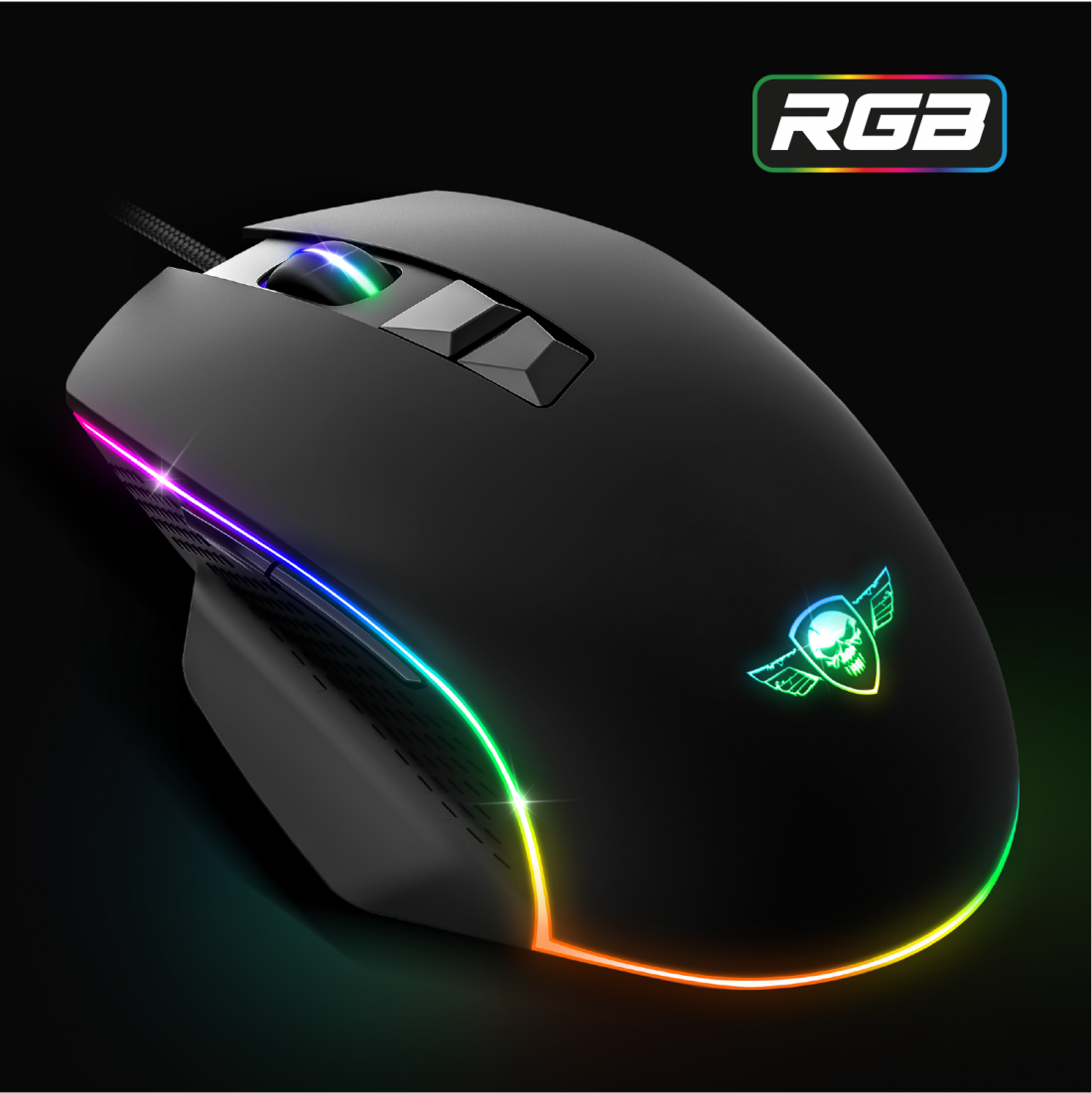 Fekete gaming egér RGB világítással és koponya logóval fekete háttéren. Az egéren gombok és egy kábel található.