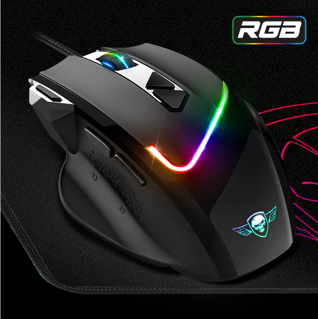 Fekete gamer egér fekete egérpadon RGB világítással. A háttér fekete.