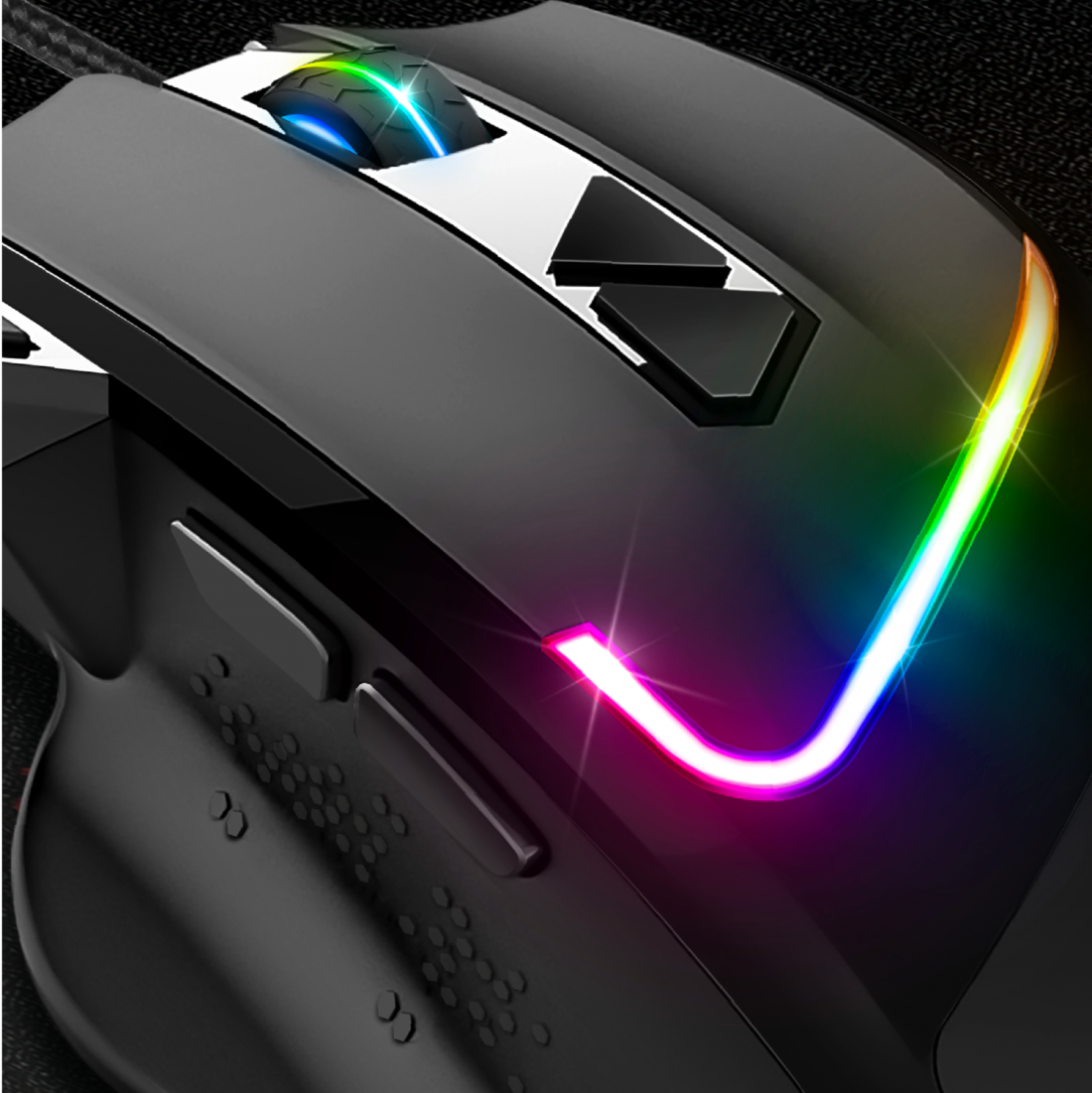 Fekete gaming egér RGB világítással. Gombokkal és görgetőkerékkel rendelkezik.