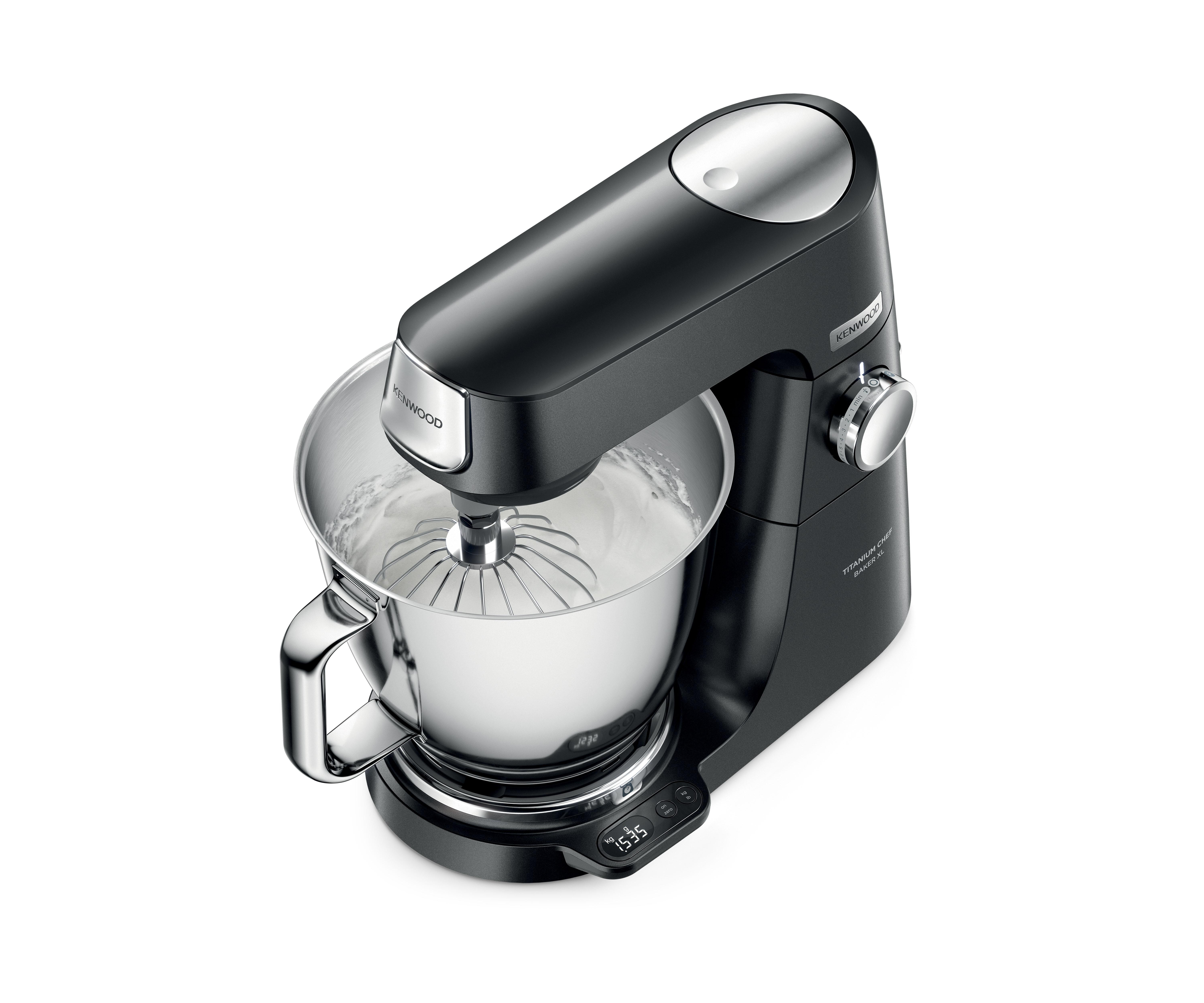 Schwarzer Kenwood Küchenmaschinen-Ständer mit silberner Schüssel und Schneebesen.