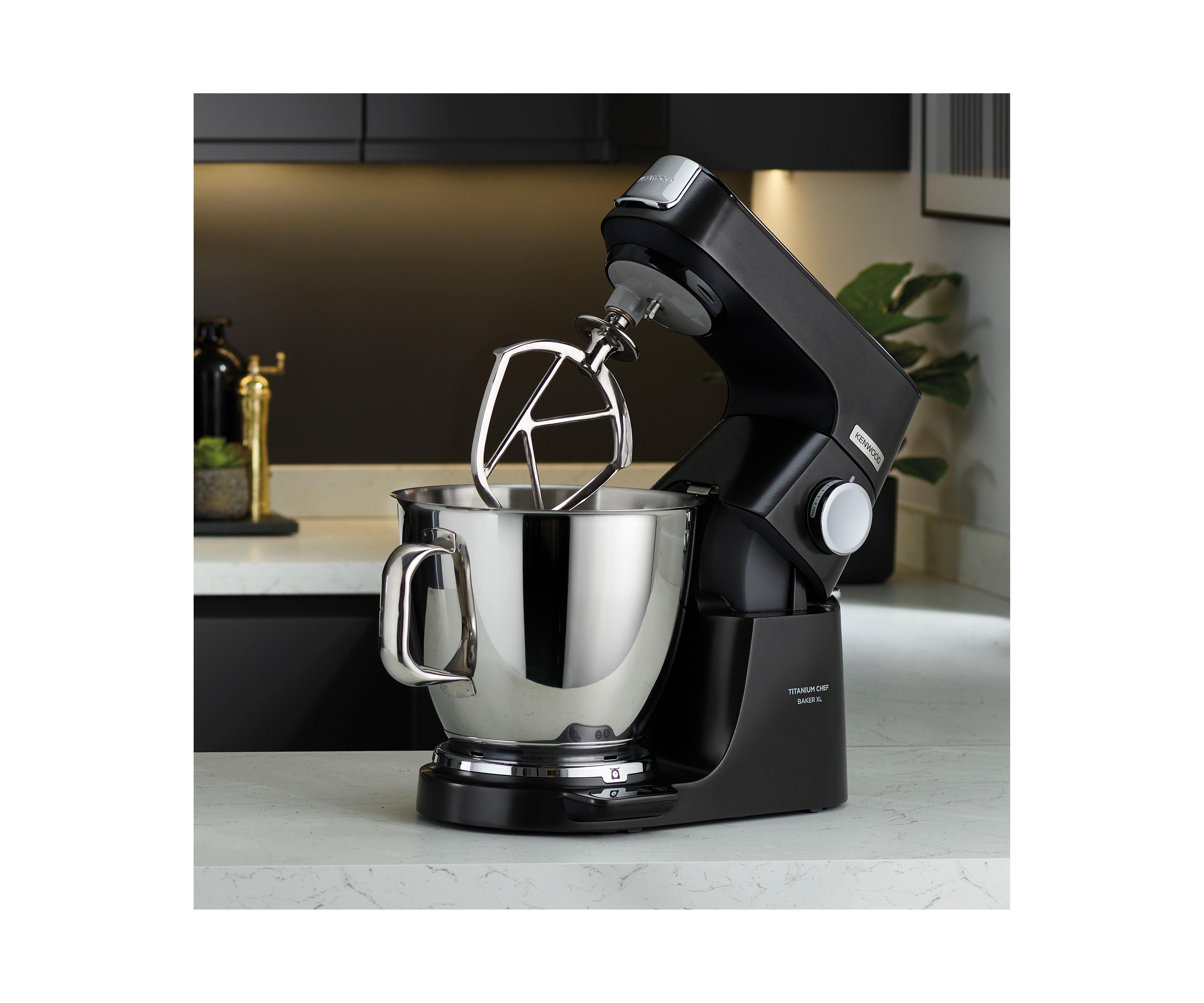 Ein schwarzer Kenwood Küchenmaschinen mit Edelstahlschüssel und Rührbesen.