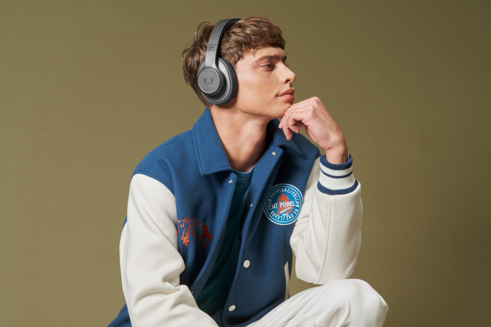Un homme portant un casque et une veste bleue, regardant vers la droite.