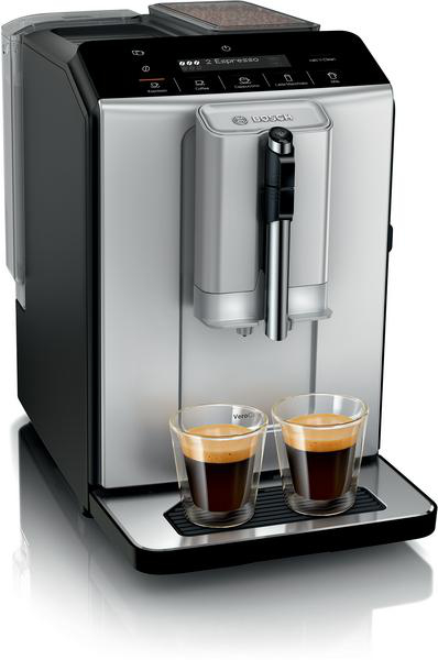 Eine silber-schwarze Bosch Espressomaschine mit zwei Kaffeetassen. Die Maschine hat ein Digitaldisplay und einen Ausguss.