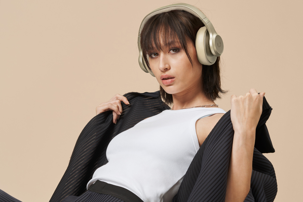 Une femme portant un casque et un haut blanc, avec une veste noire.
