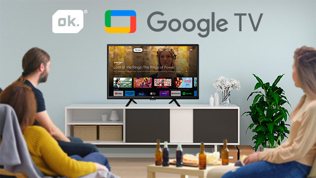 Emberek tévét néznek Google TV felülettel. A TV egy filmjelenetet és egy távirányítót mutat.