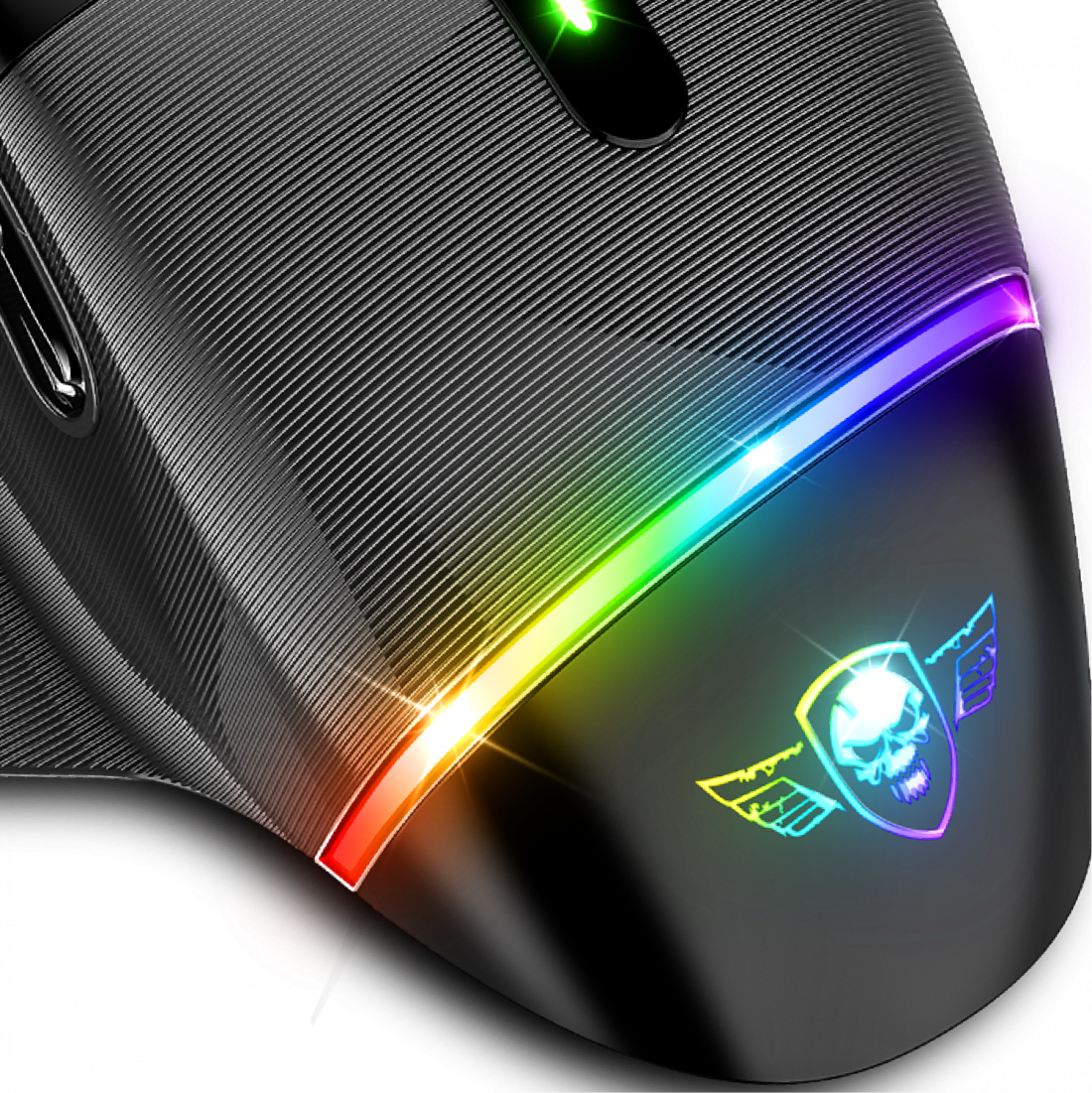 Egy fekete gamer egér közeli képe színes világítással. Az egéren koponya logó és texturált felület látható.