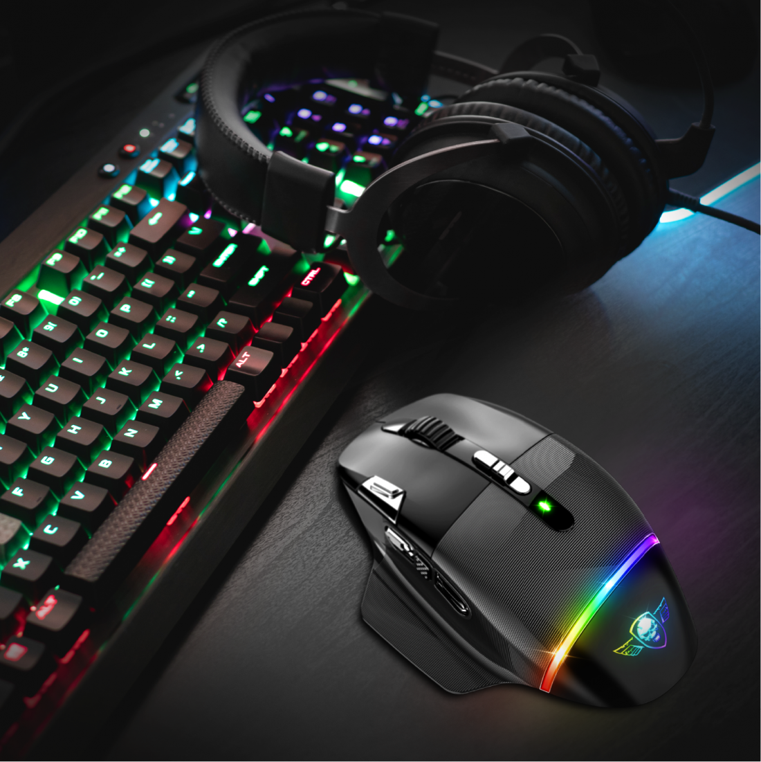 Egy fekete gamer egér fejhallgatóval és billentyűzettel.