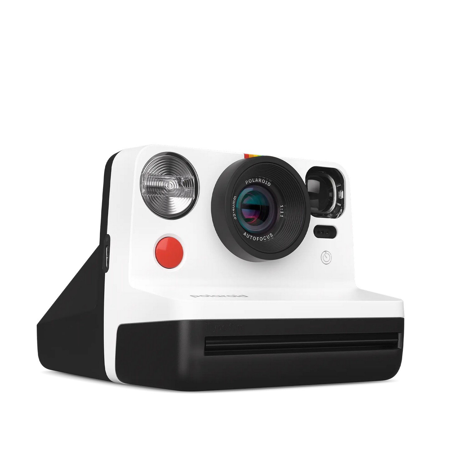 Appareil photo Polaroid, corps blanc, accents noirs, bouton rouge, flash et objectif. Fond blanc.