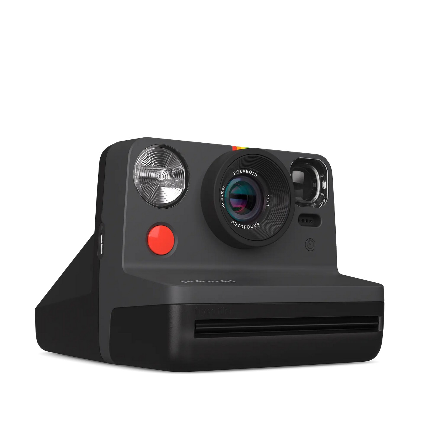 Appareil photo Polaroid, corps gris, accents noirs, bouton rouge, flash et objectif. Fond blanc.