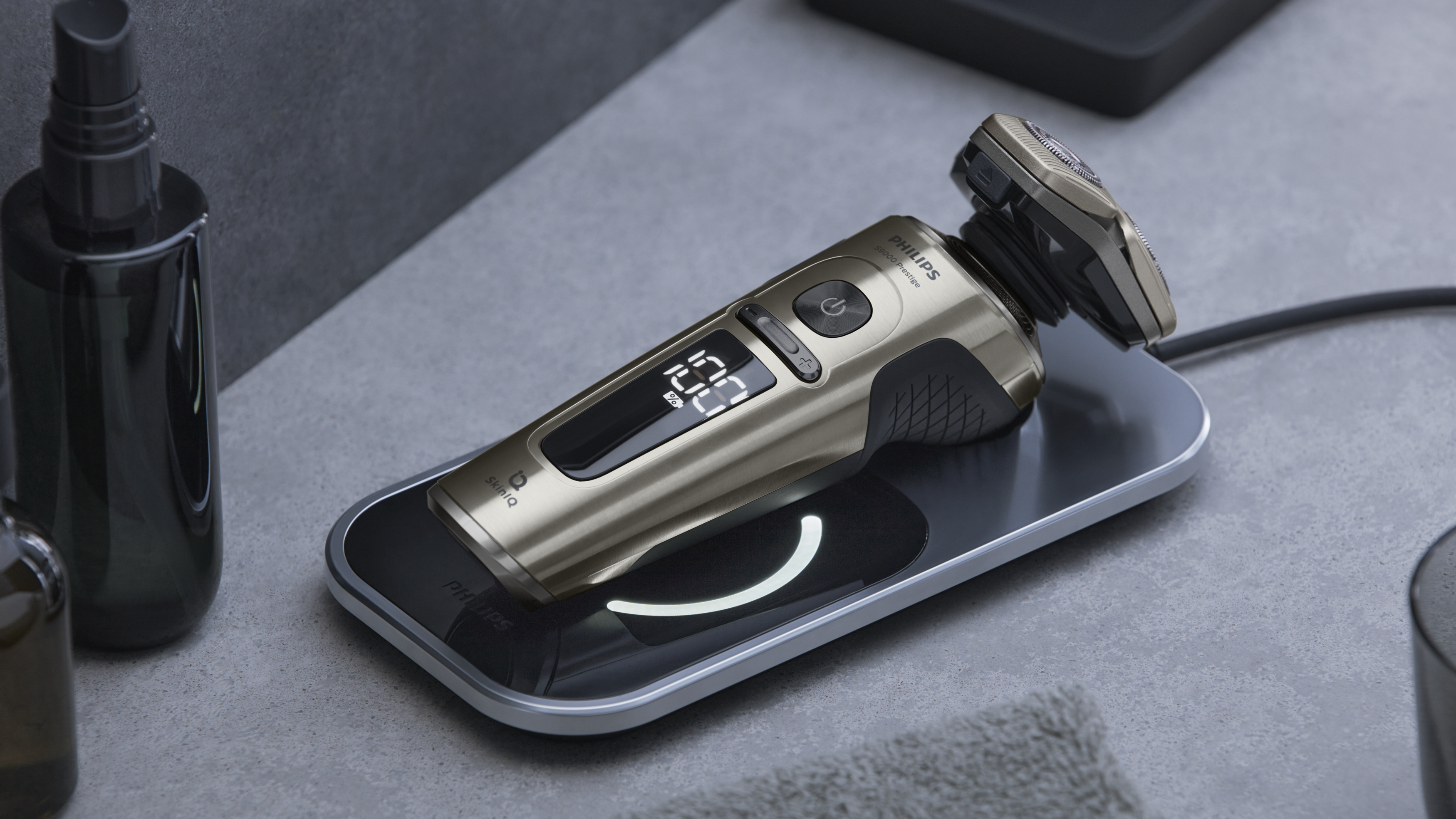 Ein gold-schwarzer Philips Rasierer auf einer Ladestation.