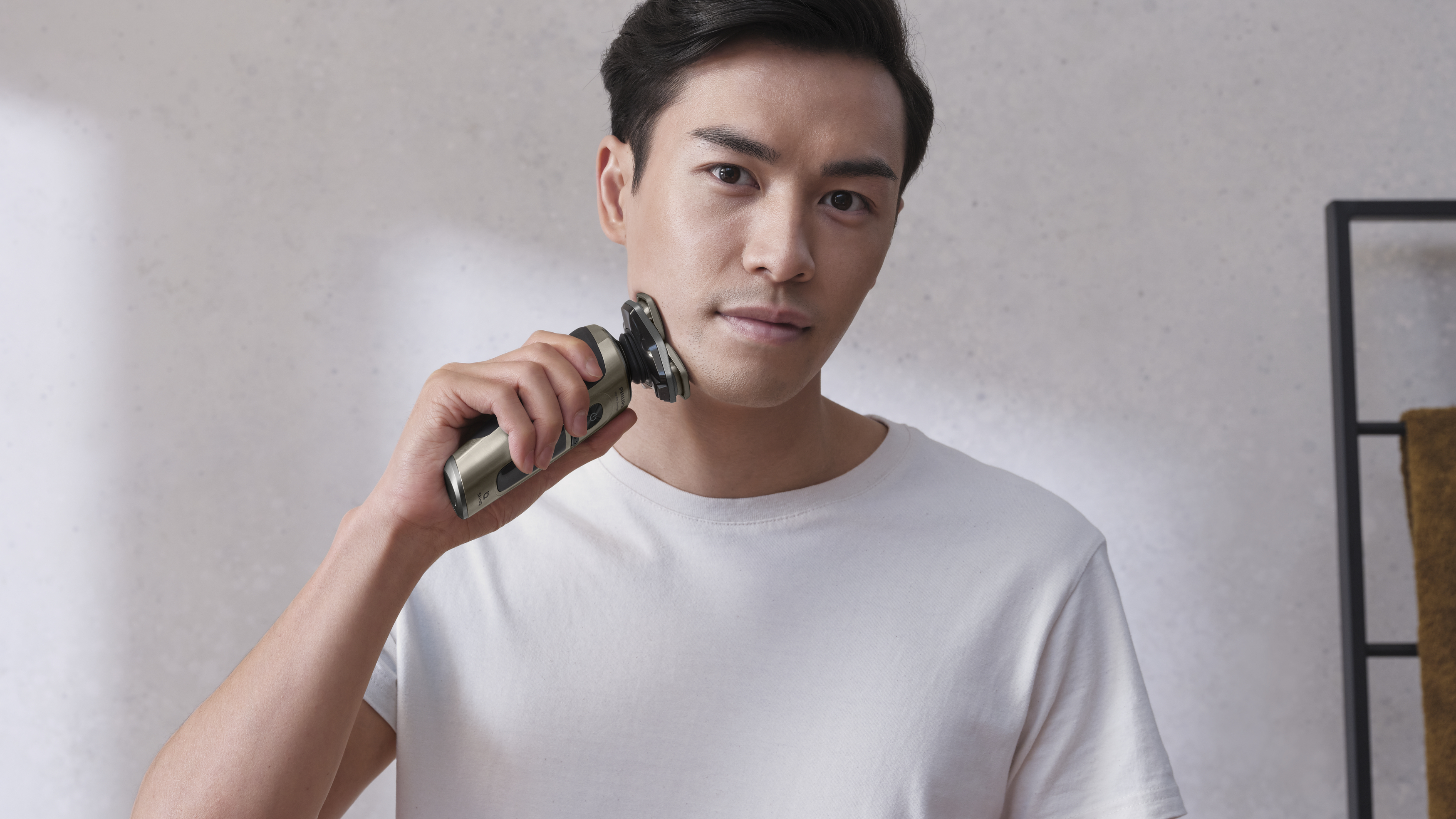 Schwarze Jura Kaffeemaschine mit einer Tasse Kaffee, Produktdetails auf Weiß.