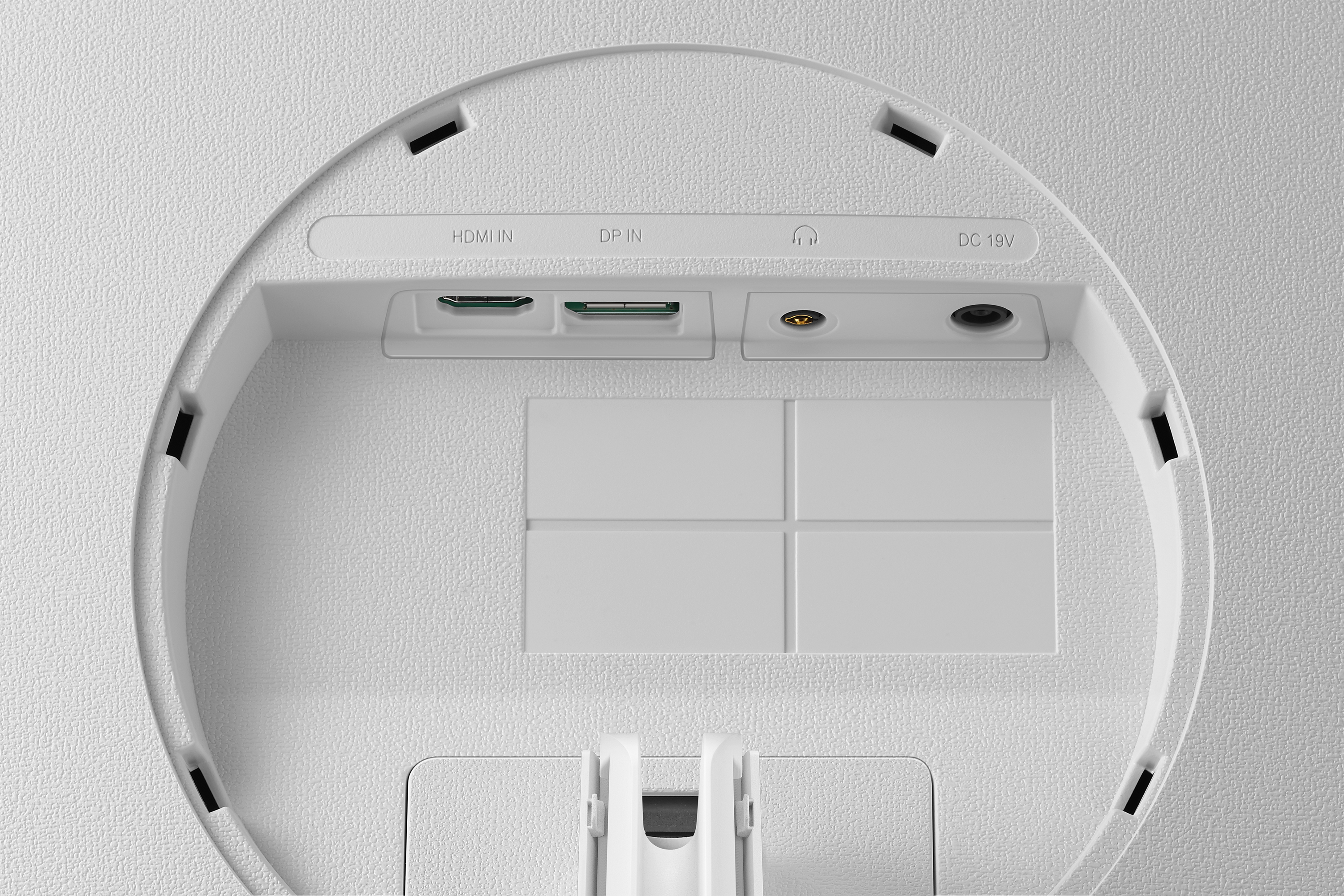 Rückseite eines weißen Monitors mit verschiedenen Anschlüssen, einschließlich HDMI, DP und DC 19V.