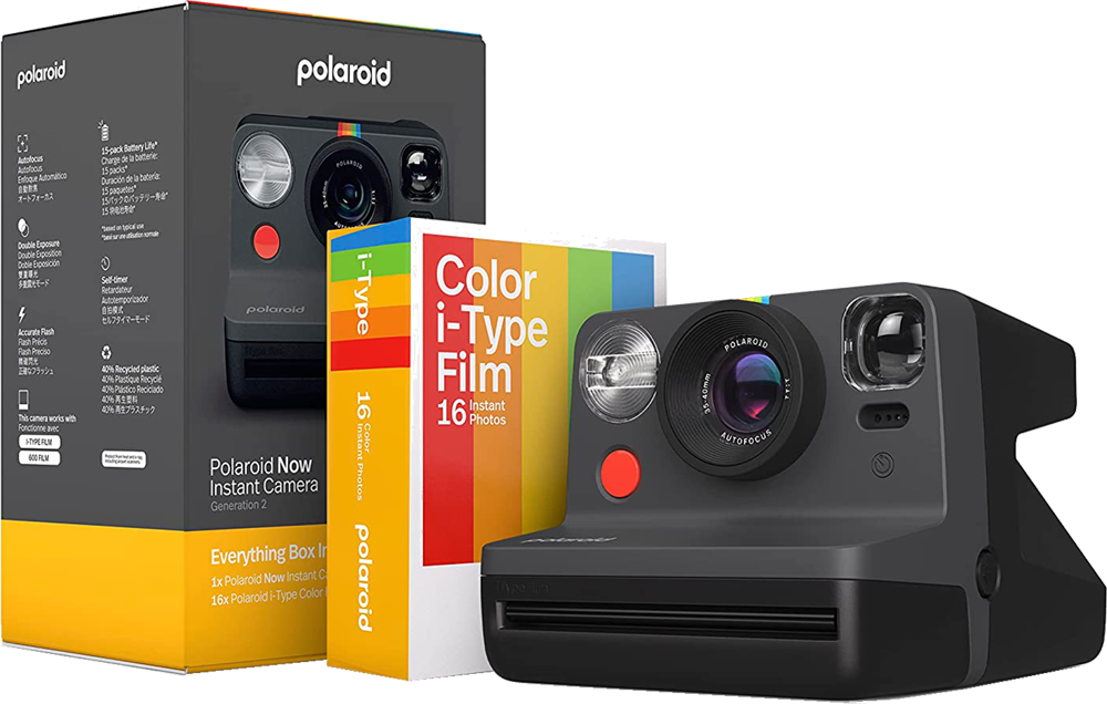 Appareil photo instantané Polaroid Now, boîte de film. L'appareil photo est noir avec un bouton rouge. La boîte est colorée.