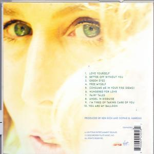 Nahaufnahme eines Frauengesichts. Auf der Rückseite einer CD sind Songtitel zu sehen.