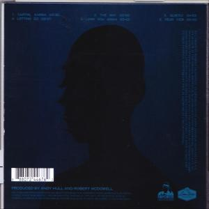 Eine CD-Rückseite. Eine Silhouette eines Männerkopfes und -schultern. Blauer Hintergrund mit Text in Weiß.