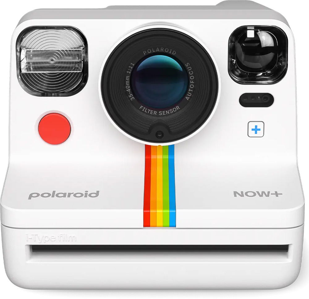 Appareil photo Polaroid avec un corps blanc et une bande colorée. L'objectif est centré.