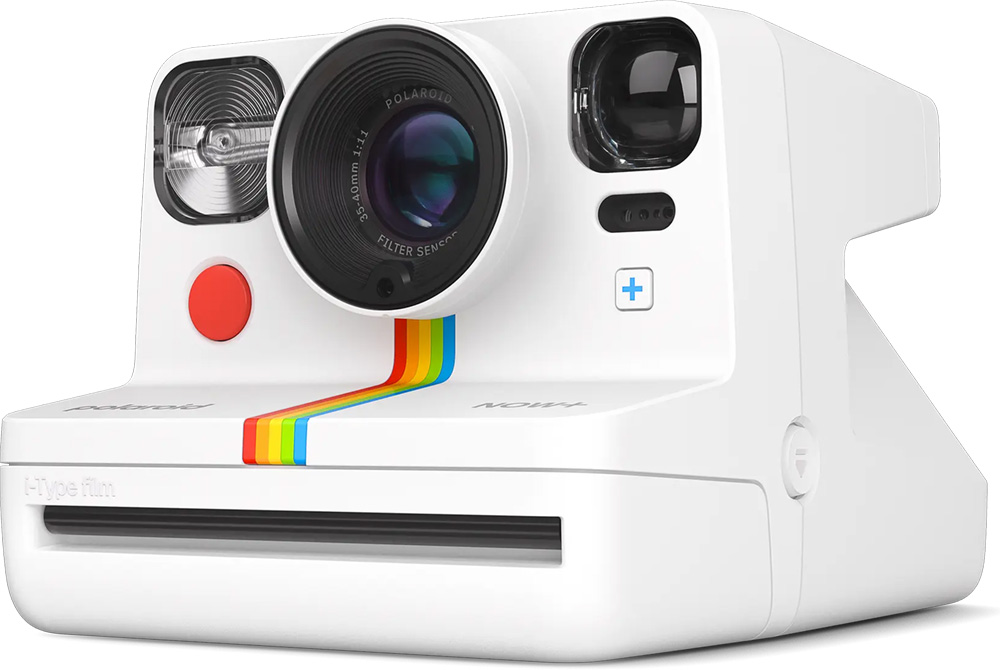 Un appareil photo Polaroid Now+ blanc avec une bande arc-en-ciel et plusieurs boutons.