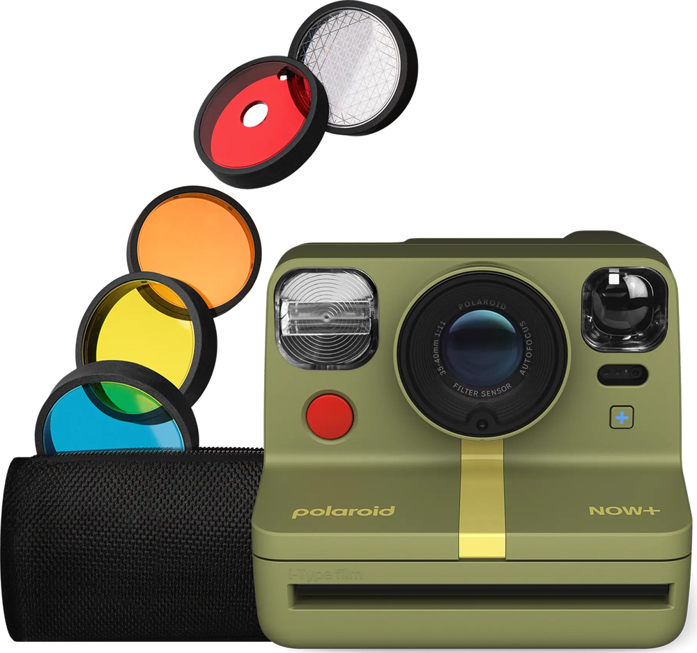 Polaroid Now+ camera met filters en een zwarte hoes op een zwart oppervlak.