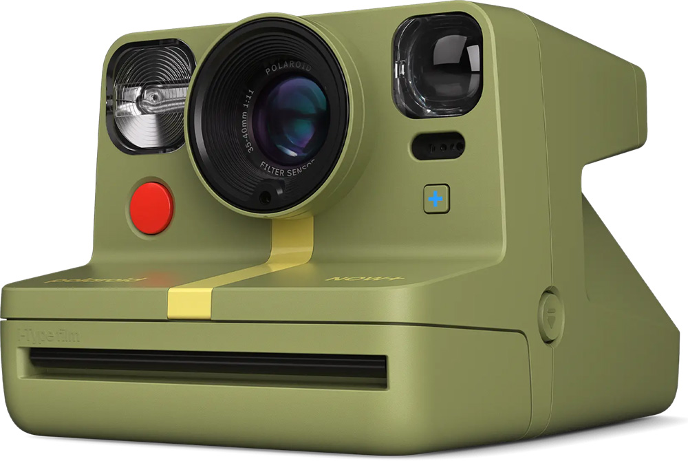 Groene Polaroid camera. Beschikt over een rode knop, een gele streep en een lens.