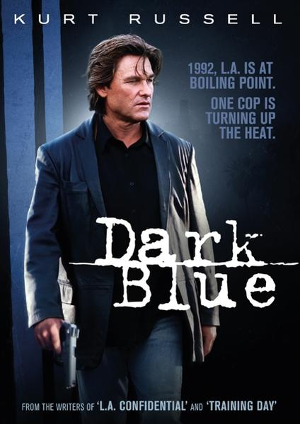Filmposter voor 'Dark Blue' met Kurt Russell. Hij houdt een pistool vast, met een stadsachtergrond en tekst.