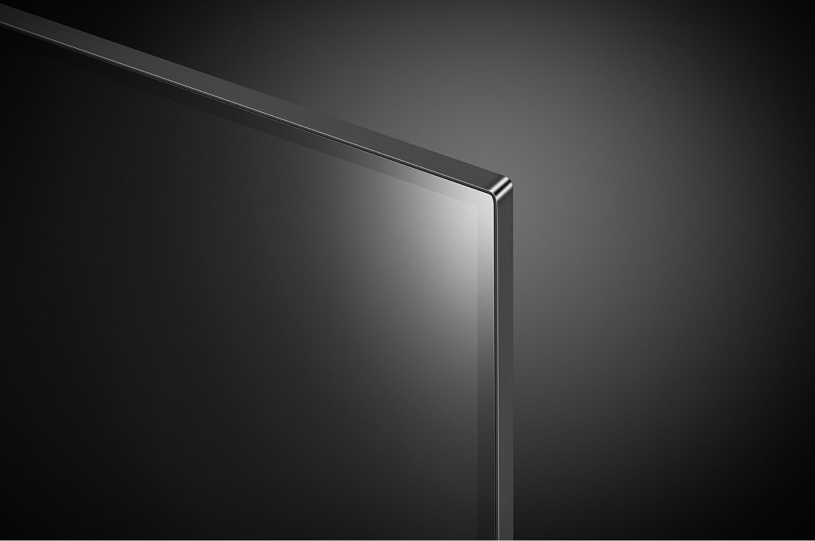 Nahaufnahme einer schwarzen TV-Ecke. Der Rahmen ist silber. Der Bildschirm ist schwarz und reflektierend.