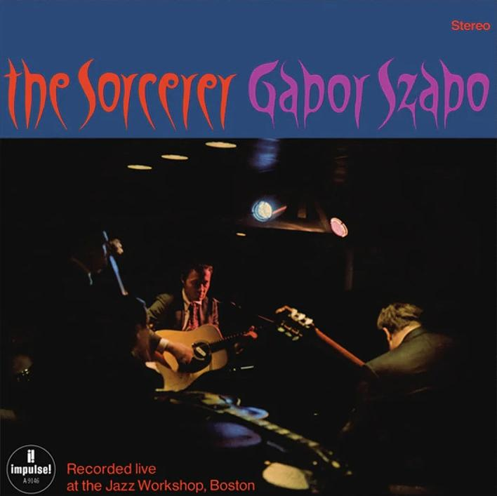Album borító: A Sorcerer Gabor Szabo piros betűkkel. Egy zenekar játszik egy színpadon egy sötét helyszínen.