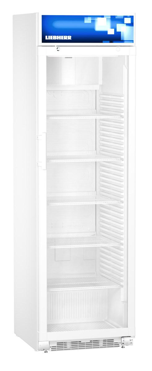 Hoher weißer Kühlschrank mit transparenter Tür und Regalen. Das Liebherr-Logo befindet sich oben.