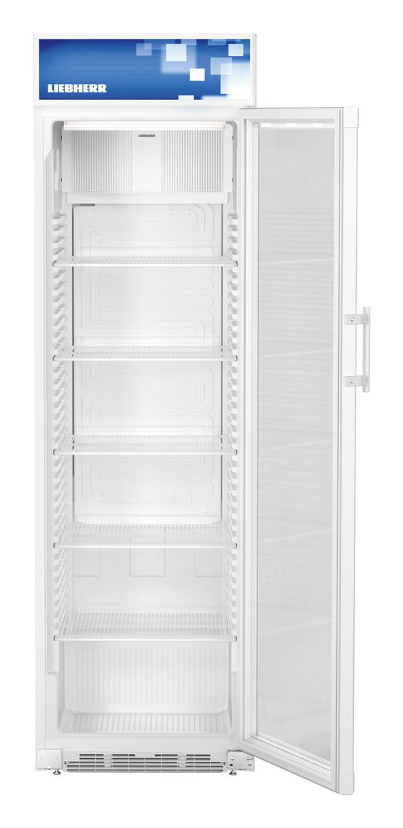Weißer Liebherr-Gefrierschrank, Tür offen, mit Regalen. Blaues und weißes Logo oben.