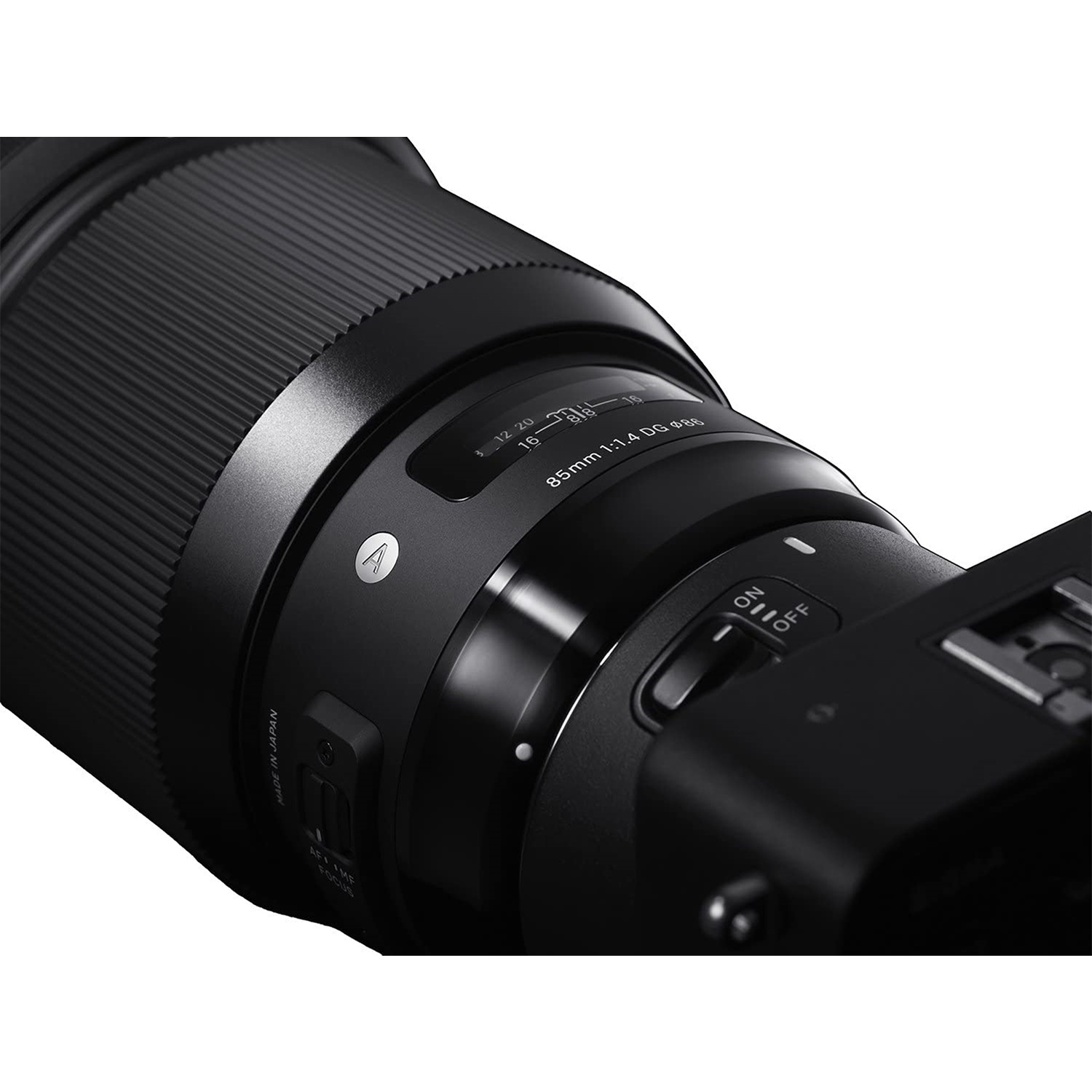 Obiettivo fotocamera nero. È un obiettivo Sigma 85mm 1.4 DG DN con fotocamera nera.
