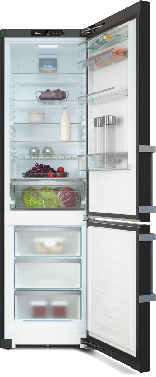 Geöffneter Kühlschrank gefüllt mit Lebensmitteln. Mit Glasböden und Gefrierfach.