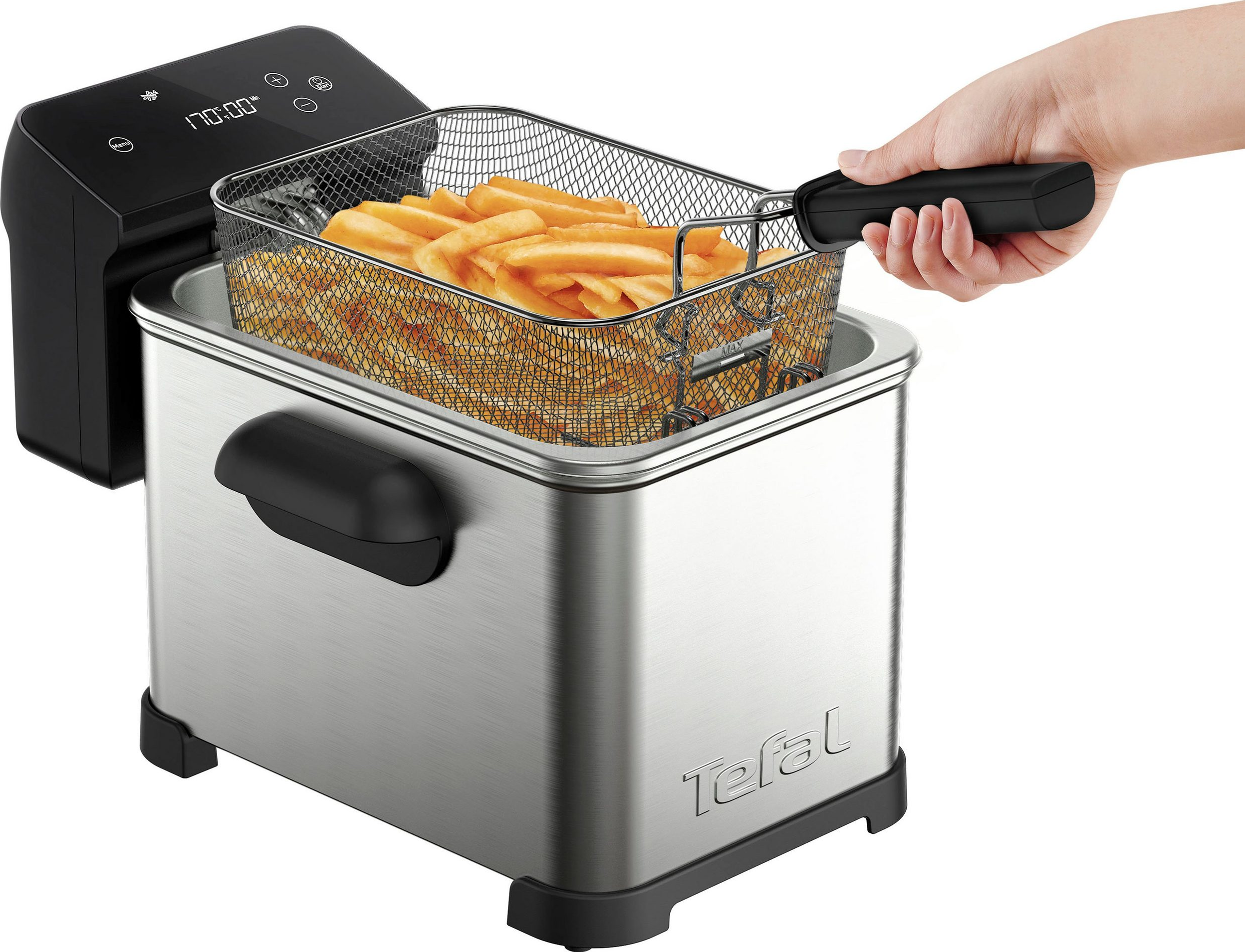 Eine Person entnimmt einen Korb Pommes Frites aus einer Edelstahl-Fritteuse. Die Pommes sind golden.