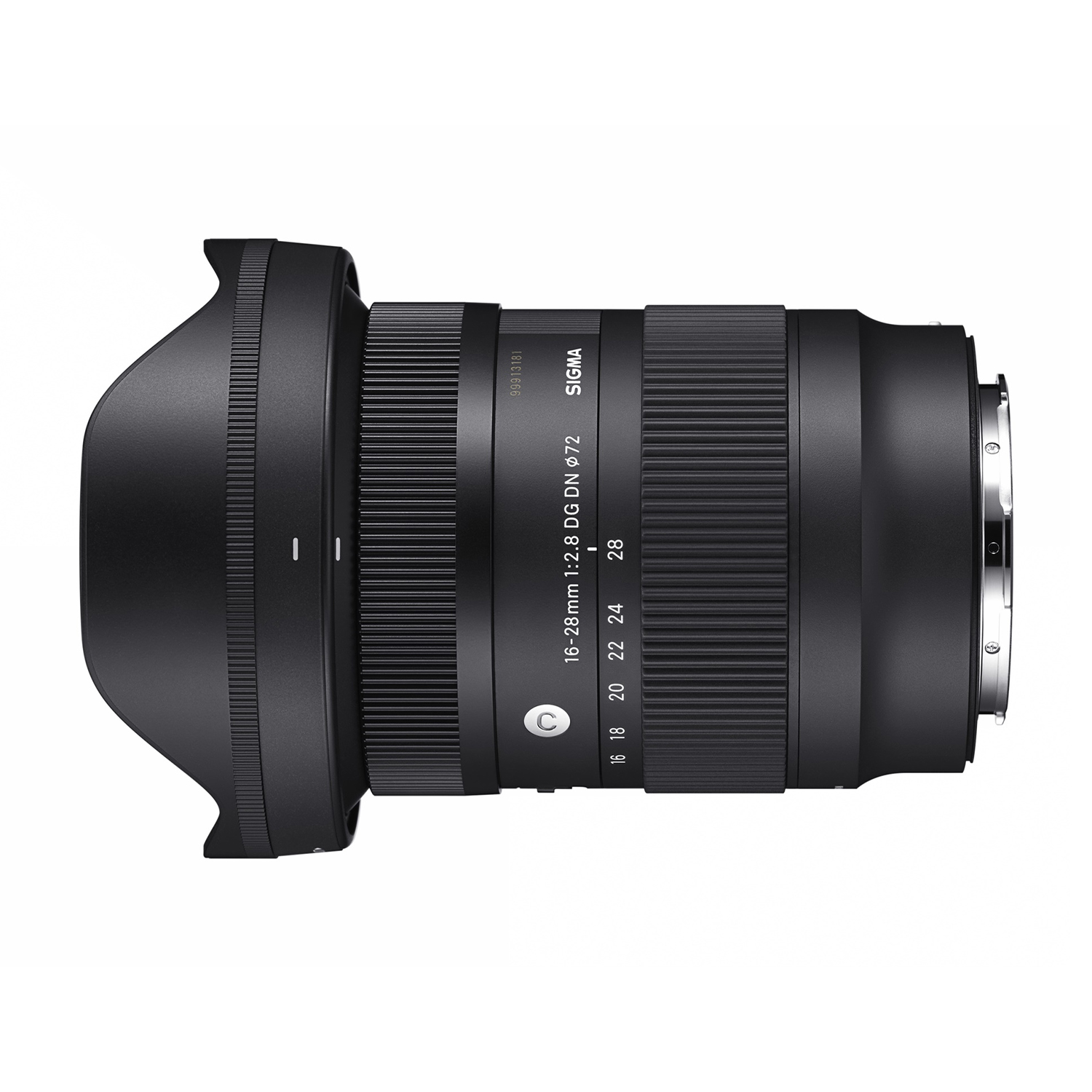 Obiettivo fotocamera nero con paraluce. L'obiettivo ha scritte e numeri.