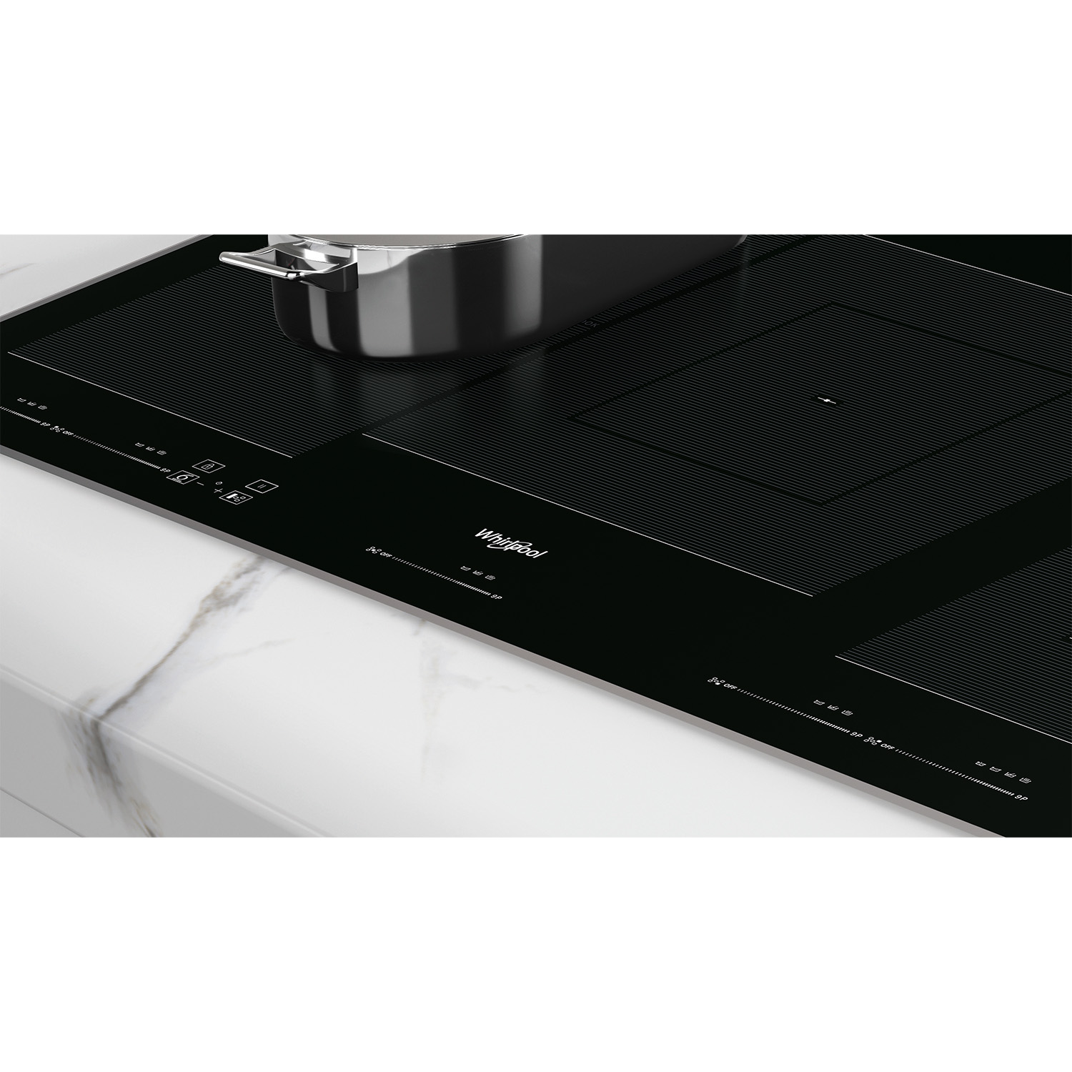 Primo piano di un piano cottura a induzione Whirlpool nero con una pentola e un pannello di controllo.