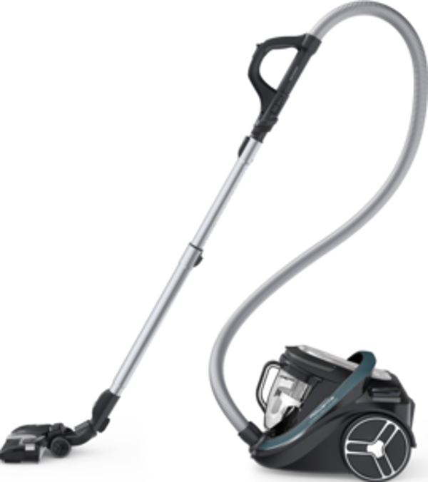 Un aspirateur sur une surface blanche. Il est noir et argenté avec un tuyau courbé.