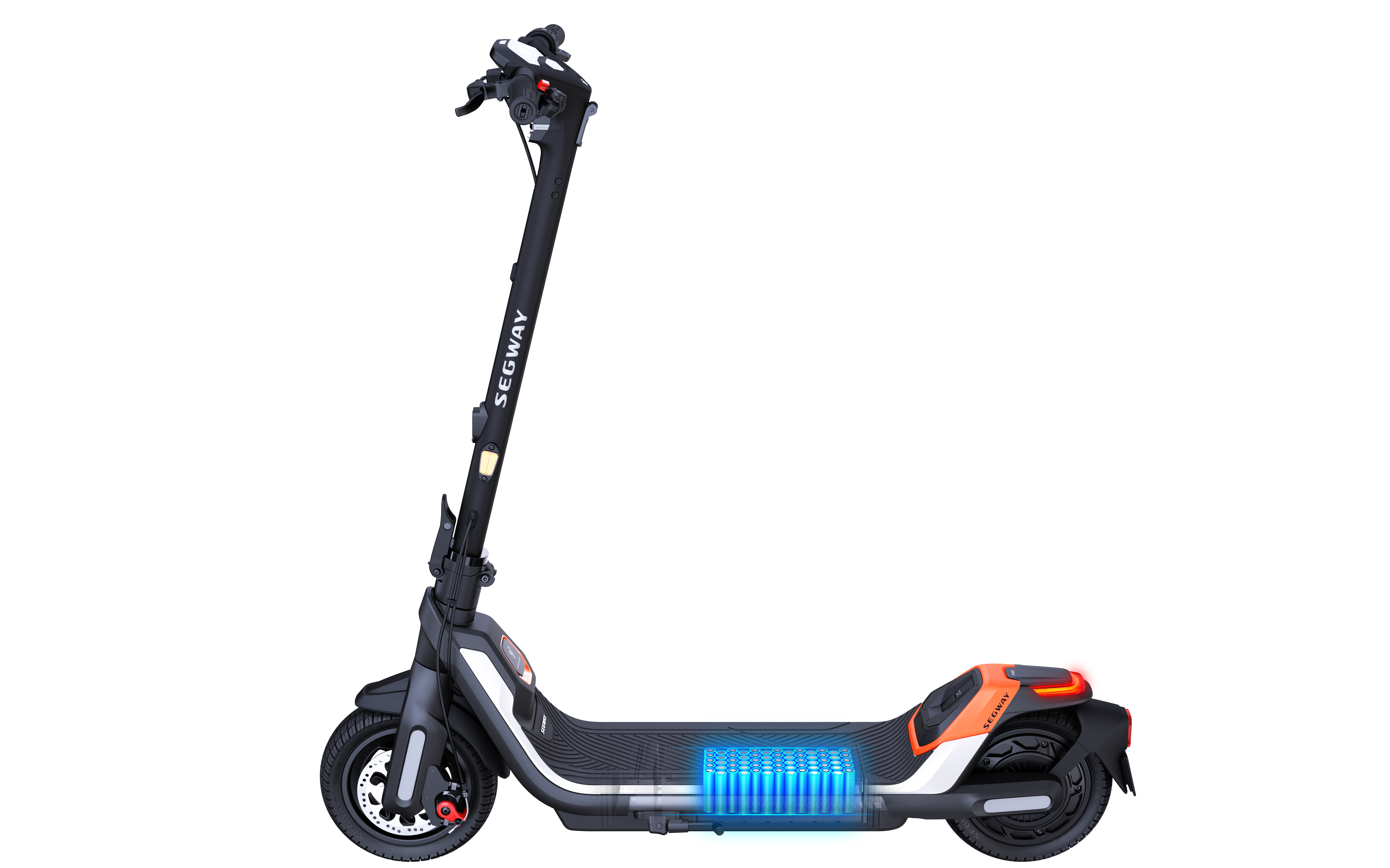 Ein schwarzer und orangefarbener Segway-Elektroroller mit einer Person im Hintergrund.