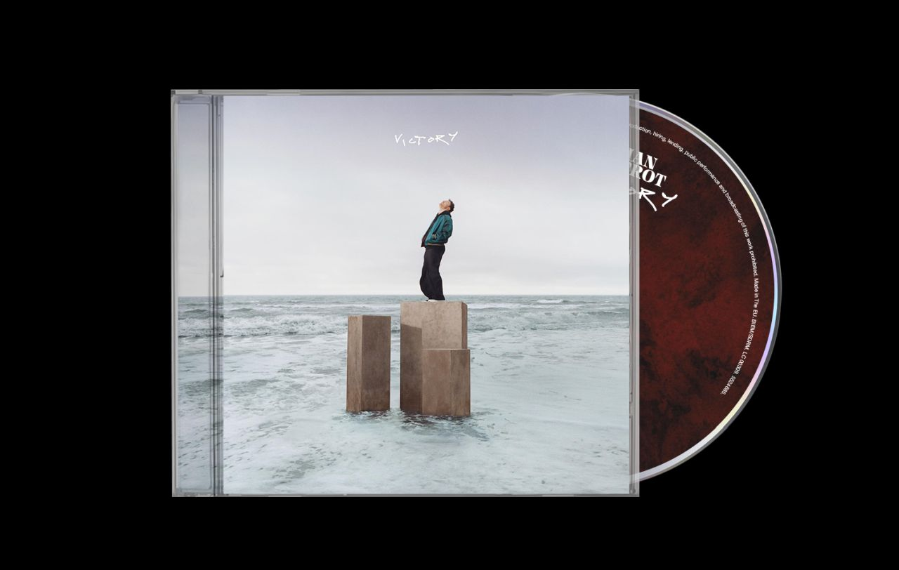 CD-Hülle mit Mann auf Struktur in Winterlandschaft und CD.