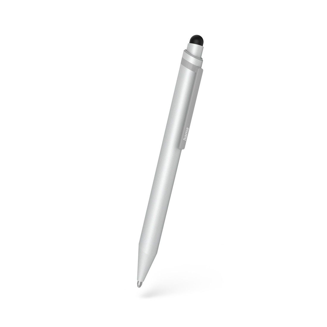 Ein silberner Stylus-Stift mit schwarzer Spitze und silbernem Clip mit dem Wort 'hama' ist diagonal auf weißem Hintergrund positioniert.