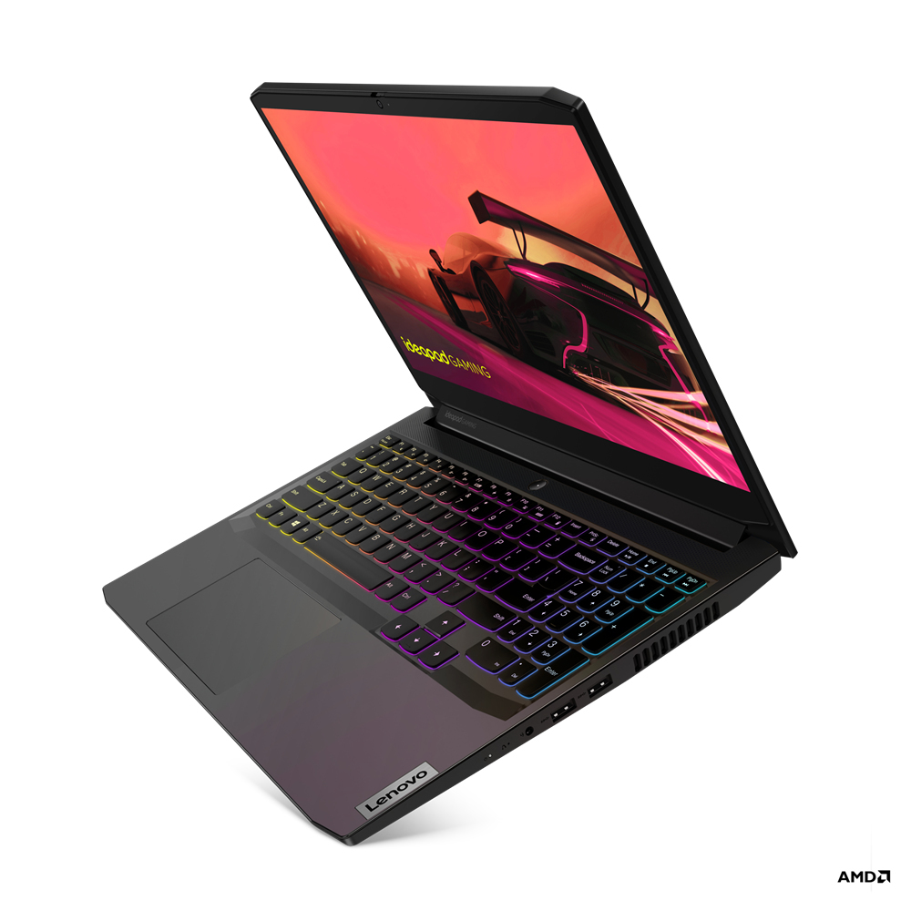 Portátil con teclado iluminado, parcialmente abierto, mostrando una escena de juego de carreras en la pantalla.