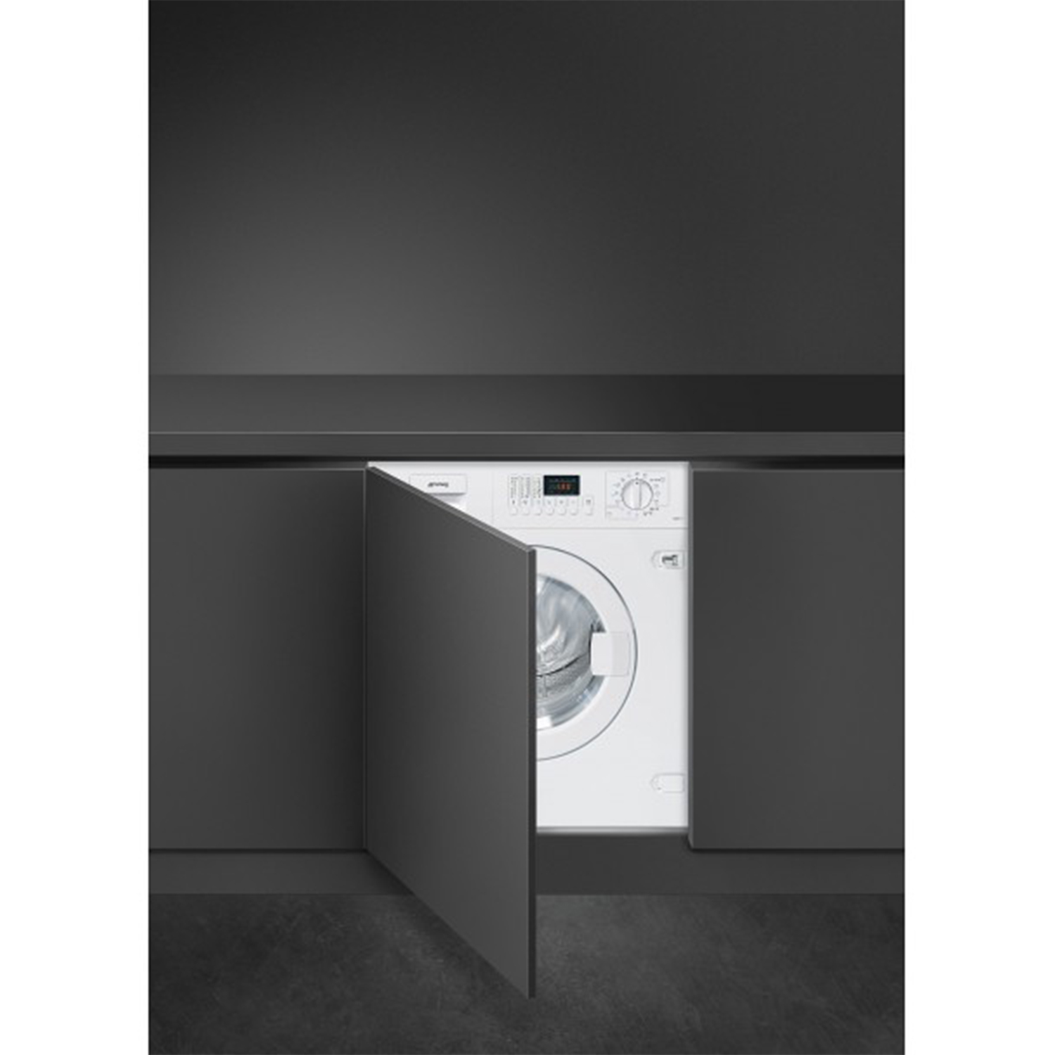 Una lavatrice a incasso con la porta aperta, all'interno di un mobile grigio scuro.